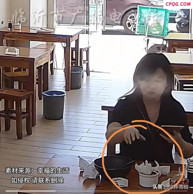 女子将鼻涕纸塞进餐馆辣椒油瓶 而后若无其事离开