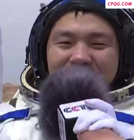 欢迎回家！航天员宋令东出舱采访激动写在脸上