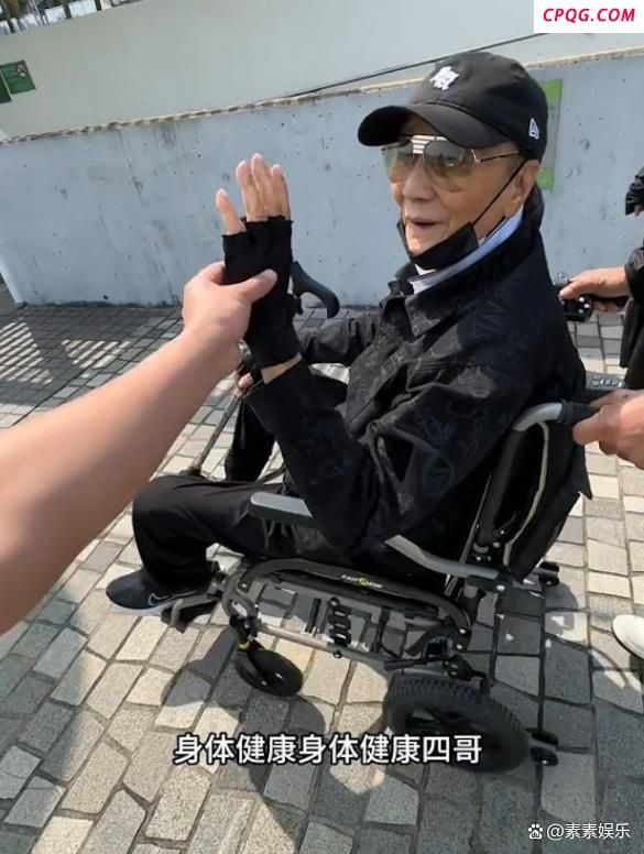 偶遇谢霆锋父亲谢贤坐轮椅出行 主动伸手跟大家打招呼