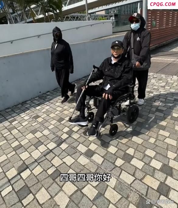 偶遇谢霆锋父亲谢贤坐轮椅出行 主动伸手跟大家打招呼