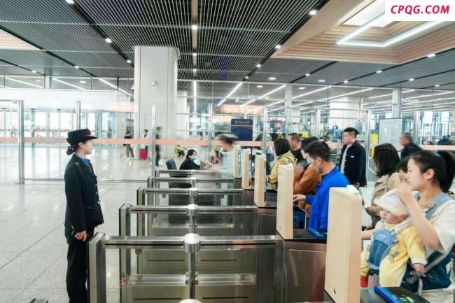 五一全国铁路实行高峰运行图 日均开行超1.2万列