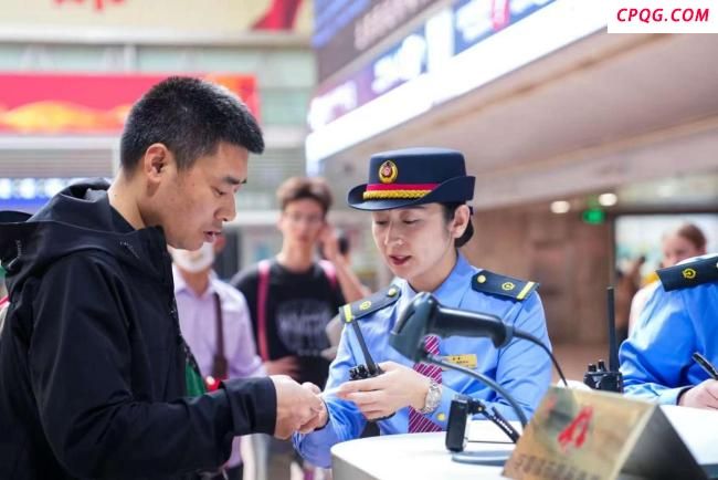 五一全国铁路实行高峰运行图 日均开行超1.2万列