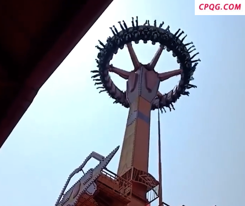大摆锤停最高点多人倒悬？游乐园：设备两侧重量平衡致停摆