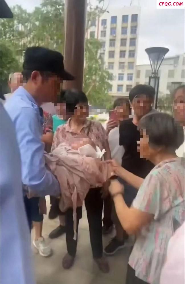 广东廉江人民公园现弃婴
