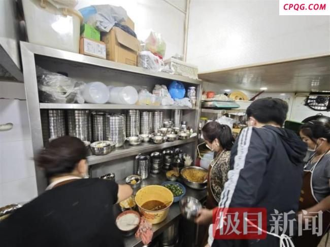 游客挤爆小吃店 老板忙到手抽筋 五一迎来泼天富贵
