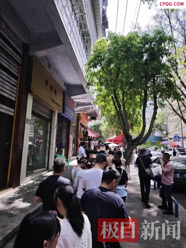 游客挤爆小吃店 老板忙到手抽筋