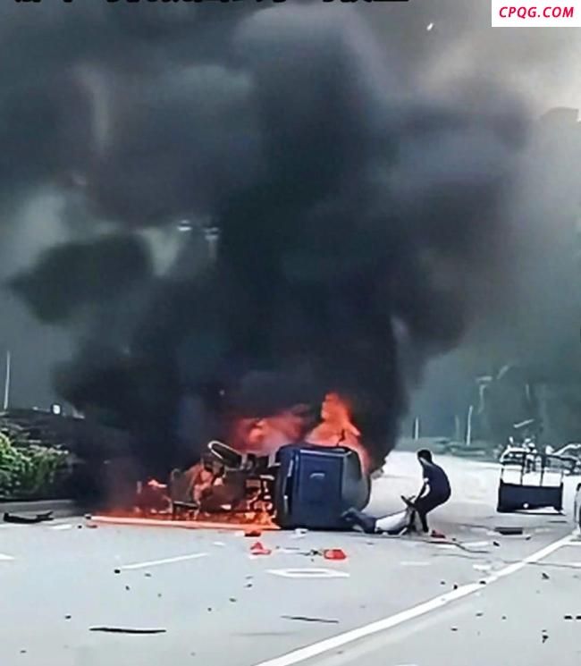 镇干部回应火海中徒手掰车门救人