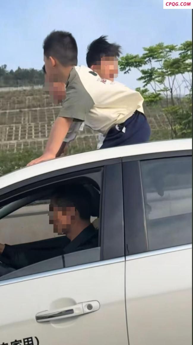 网友开车遇到3个小男孩坐车顶 危险行为引关注
