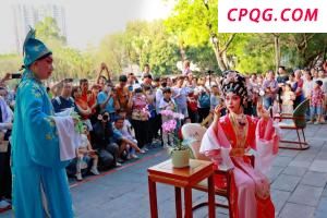 山东滕州发生车祸 汽车冲进公交站台 事故原因待查