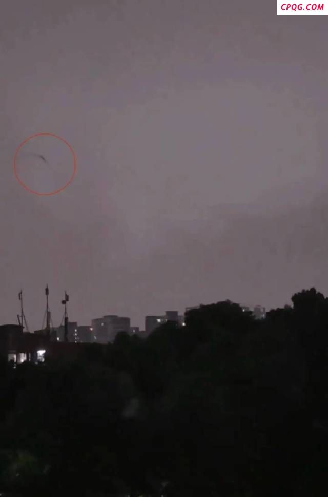 夜空出现条状不明飞行物？专家解读 风雨中的漂浮物现象