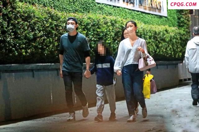 林心如霍建华一家三口近照，手牵手散步好有爱，8岁小海豚长高了