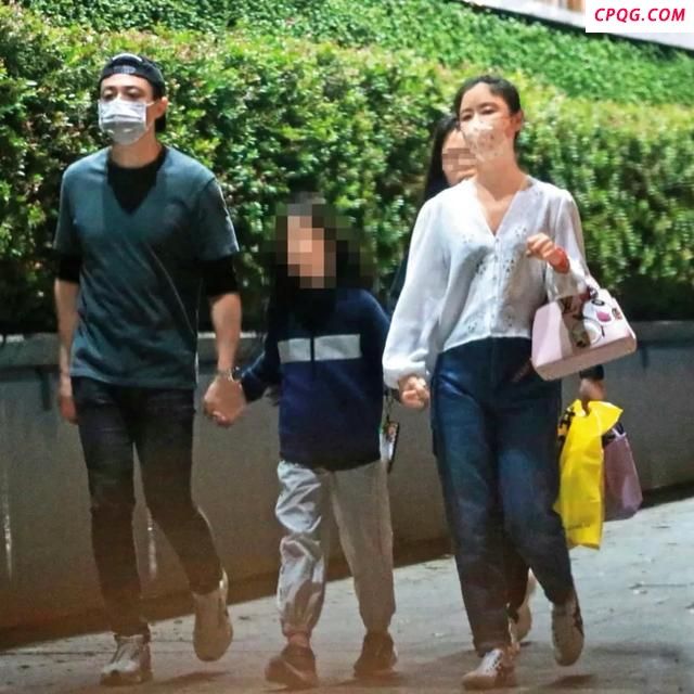 林心如霍建华一家三口近照，手牵手散步好有爱，8岁小海豚长高了