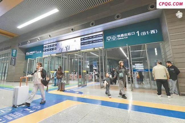 凌晨大雨困住母子地铁站长延后关门