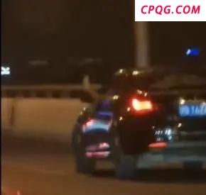 上海一司机把脚伸出窗外开车