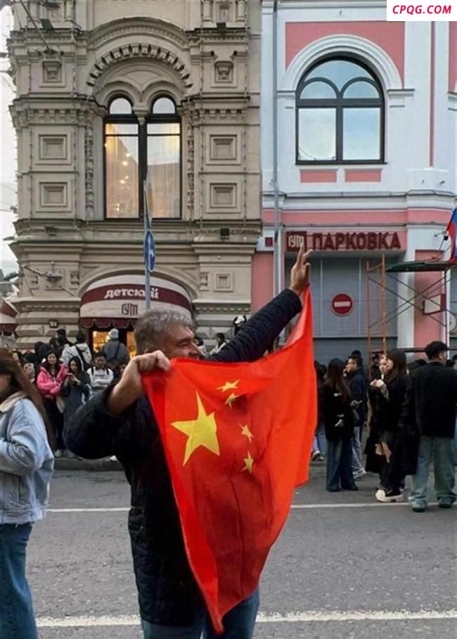 俄教师在阅兵彩排现场手举中国国旗