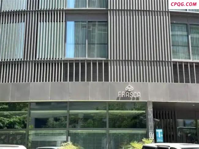 情侣吃饭两瓶矿泉水被收176元