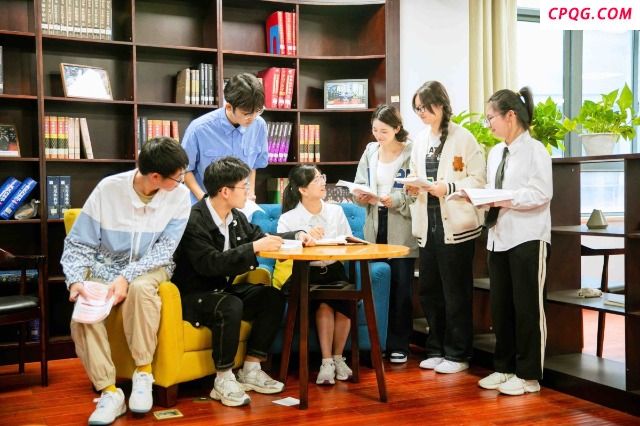 宁波卫生职院师生在“使命笃行课堂”上研讨实践方案 学校供图.jpg