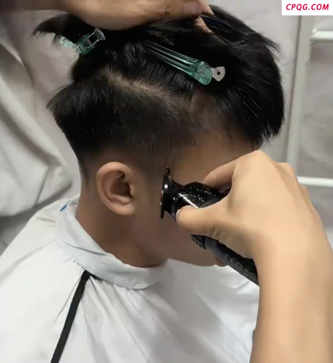男大学生在宿舍给同学理发