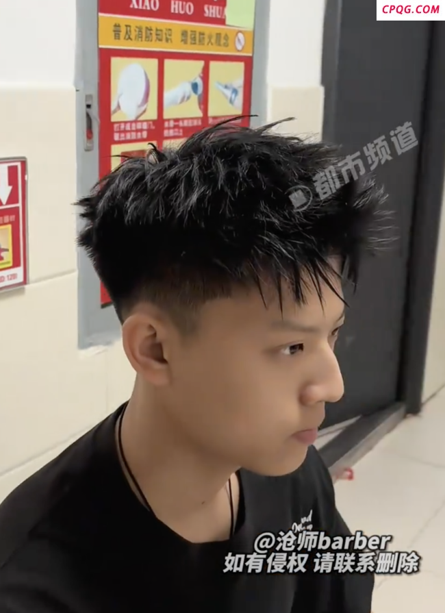 男大学生在宿舍给同学理发