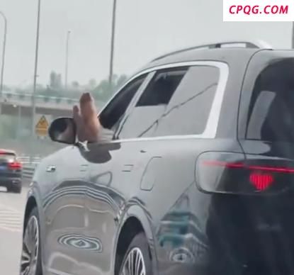 重庆一司机双脚伸出窗外驾车