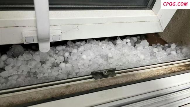西安下冰雹 狂风暴雨引发关注