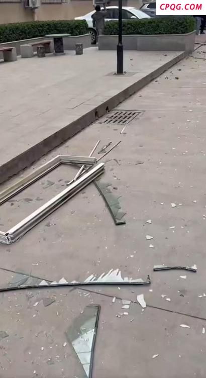 男子清早回家抽烟时引发闪爆 住户轻伤房屋受损