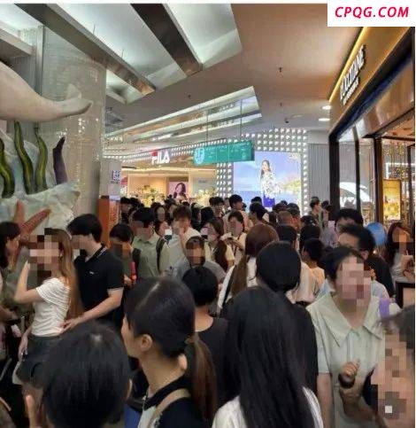门店大排长龙，“外卖大战”引爆“五一”餐饮销情