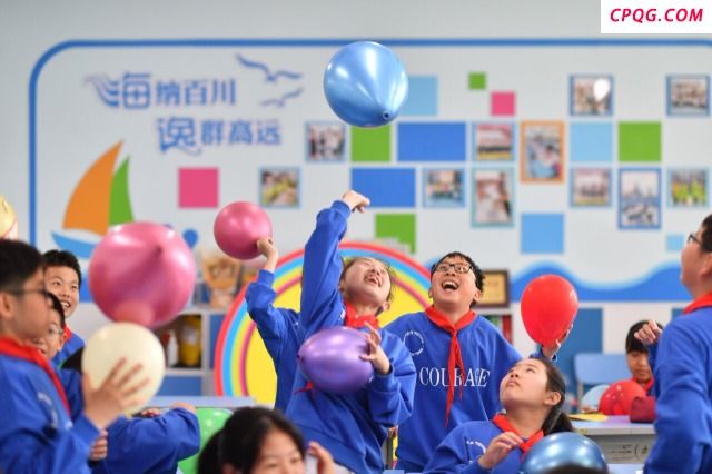 山东青岛：学生“晒笑脸”迎世界微笑日