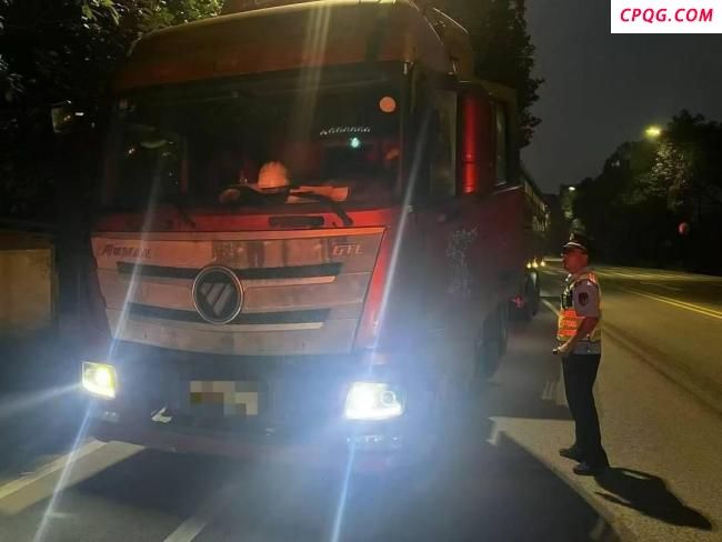 成都深夜查获15辆超限车