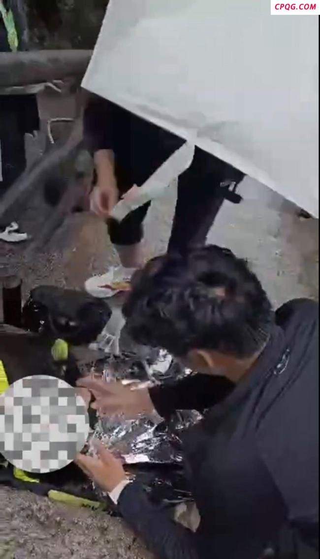 登山突遇游客失温 大二学生紧急救助 急救知识挽救生命