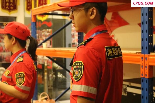 登山突遇游客失温 大二学生紧急救助 急救知识挽救生命