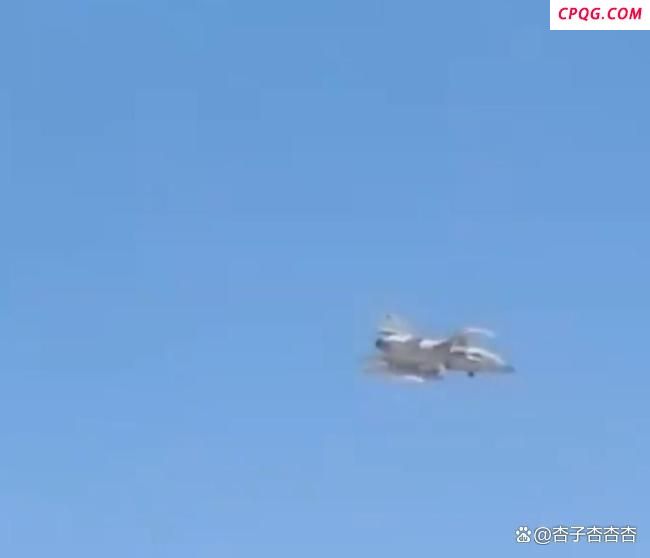 巴军方发布枭龙战机画面 空中对峙展现实力