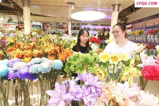男孩母亲节帮妈妈卖空花店