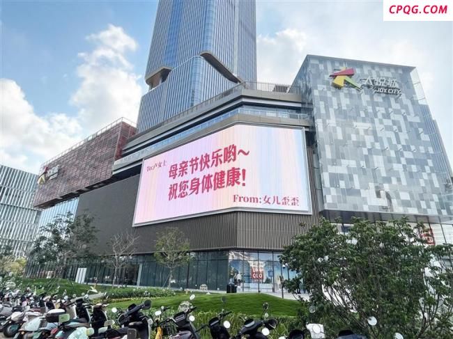 男孩母亲节帮妈妈卖空花店 鲜花传递爱意