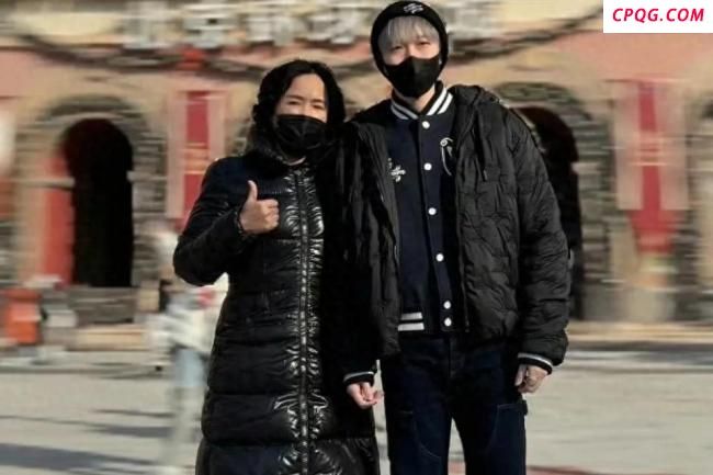 王楚钦母亲节晒与妈妈合照