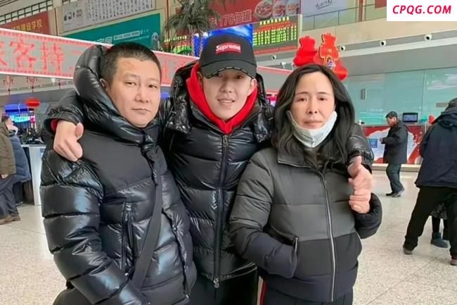 王楚钦母亲节晒与妈妈合照 温馨互动充满爱意