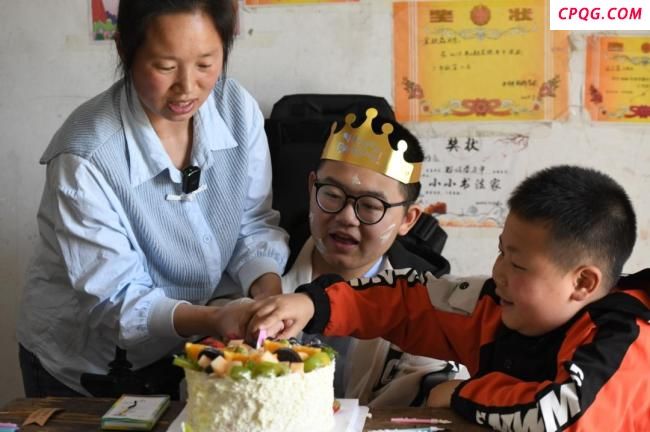 两儿子患罕见病 90后妈妈死磕到底