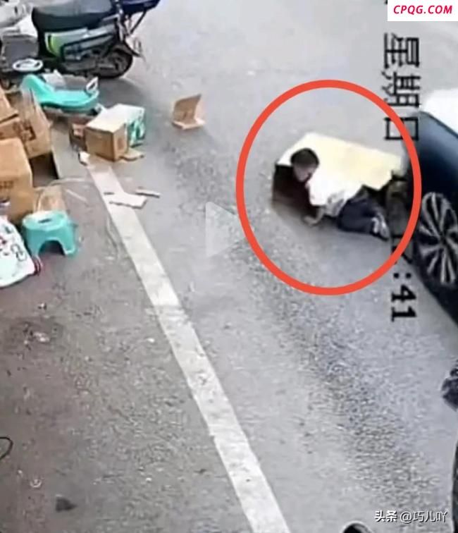 男孩钻进路边纸箱内险被车辆轧上 淘气游戏酿成意外