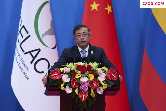 哥伦比亚总统再发爬长城视频
