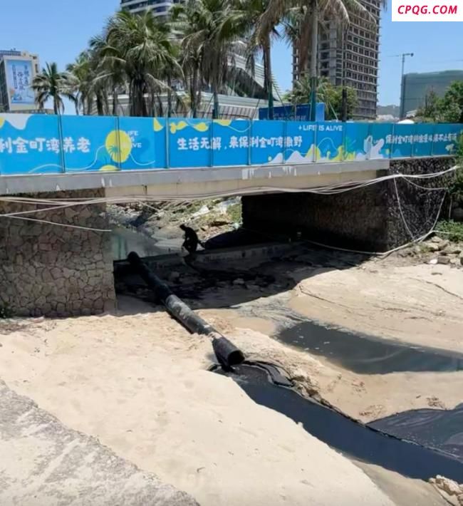 广东一海滩黑水入海 当地回应 淤泥冲刷所致