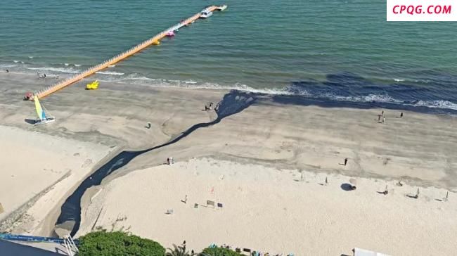 广东一海滩黑水入海 当地回应