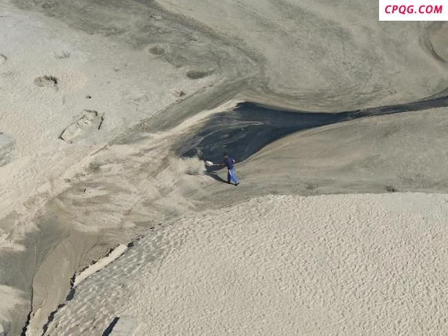 广东一海滩黑水入海 当地回应 淤泥冲刷所致