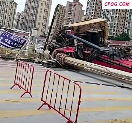 珠海一工地机器倒塌砸向马路 无人员受伤车辆受损