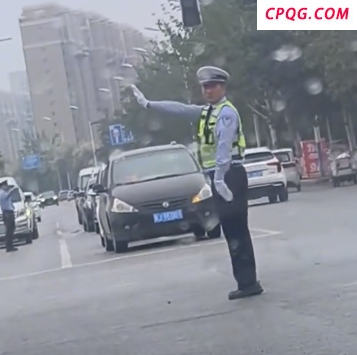 司机在路口没看懂交警手势：当时科目一考了满分，这是什么意思啊？ 