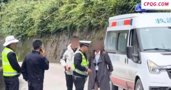 救护车疑拉警报开道旅游 车主质疑引发冲突