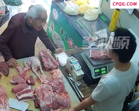 老人买肉听不懂普通话老板耐心复读，老板被逗乐