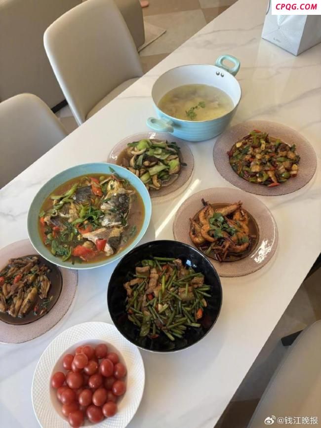 女子称穿瑜伽服上门做饭不是为流量 舒适与专注并行