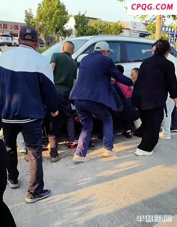 男子被卷入车底 众人抬车救人 危急时刻显真情