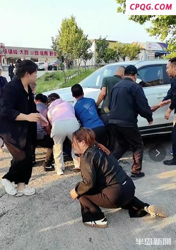 男子被卷入车底 众人抬车救人 危急时刻显真情