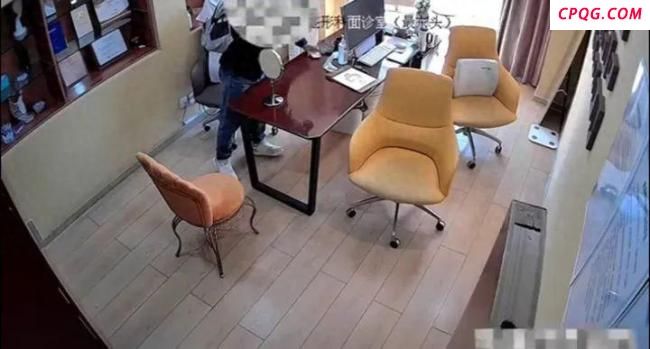 杨某偷医院办公室内手机被拘
